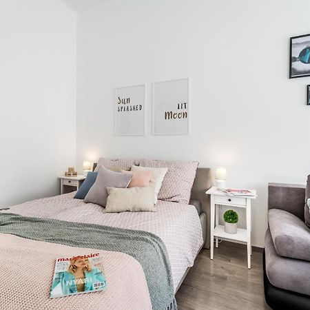 Sun-Splashed Retreat In The Heart Of A Vibrant Quarter Budapest Kültér fotó