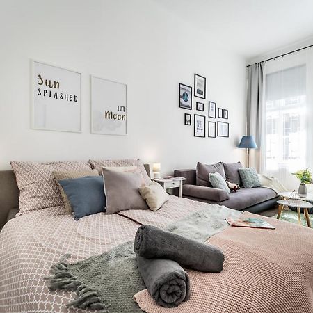 Sun-Splashed Retreat In The Heart Of A Vibrant Quarter Budapest Kültér fotó