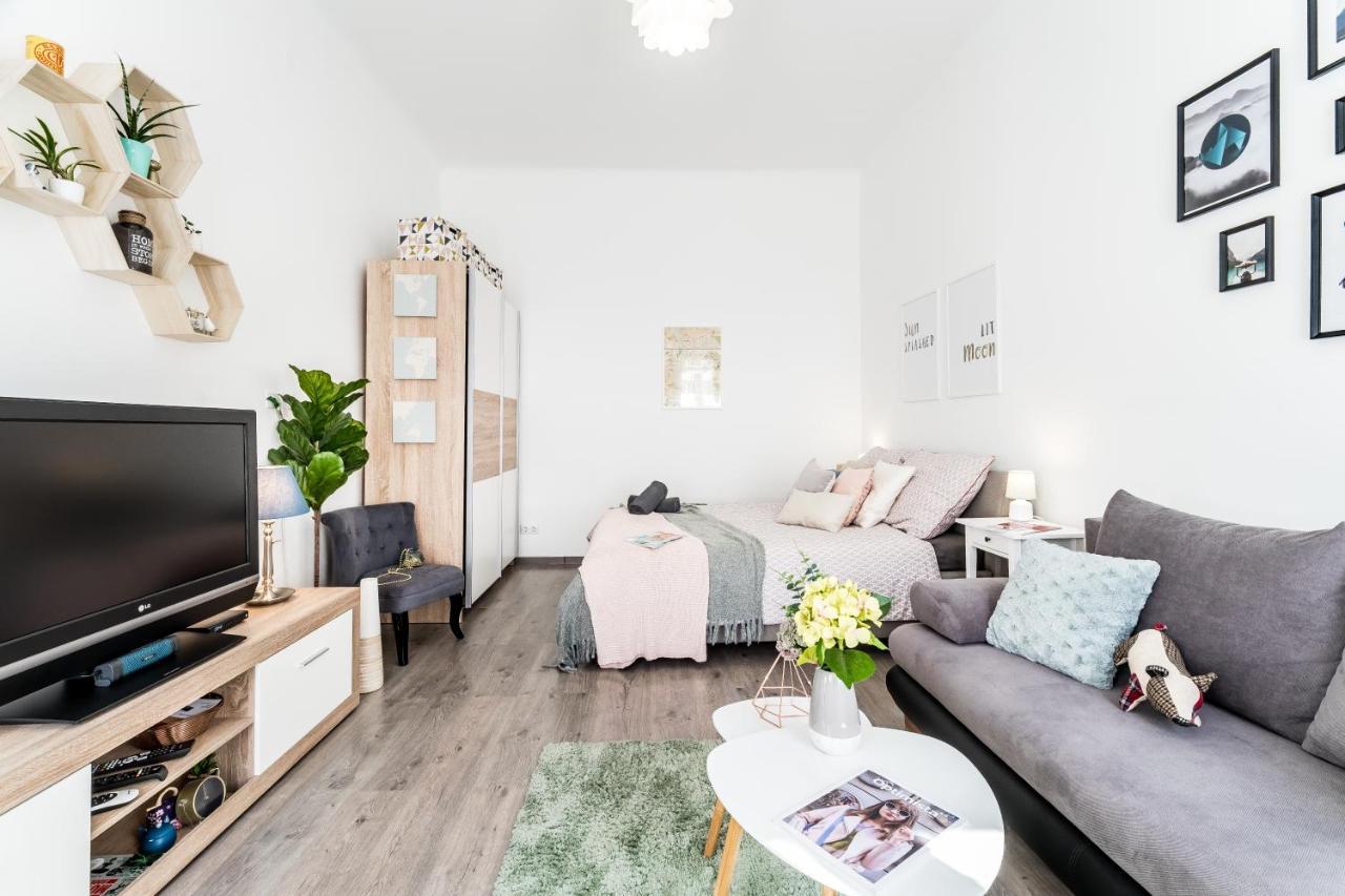 Sun-Splashed Retreat In The Heart Of A Vibrant Quarter Budapest Kültér fotó