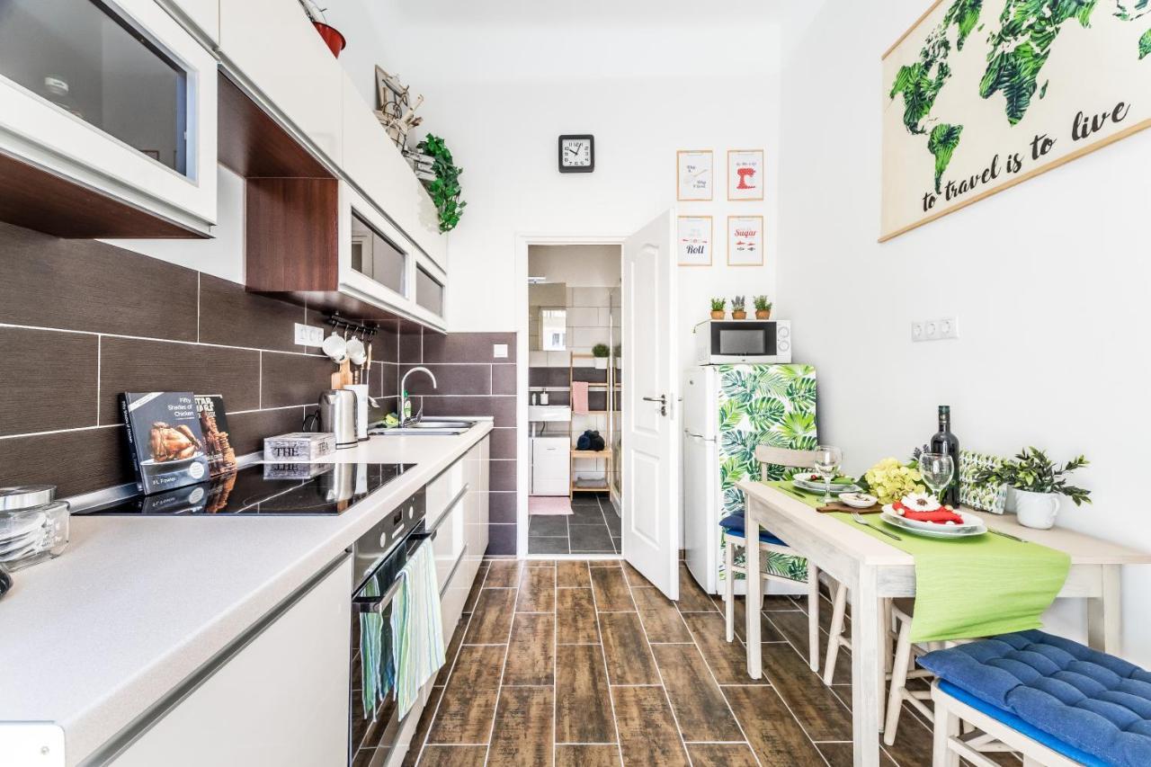 Sun-Splashed Retreat In The Heart Of A Vibrant Quarter Budapest Kültér fotó