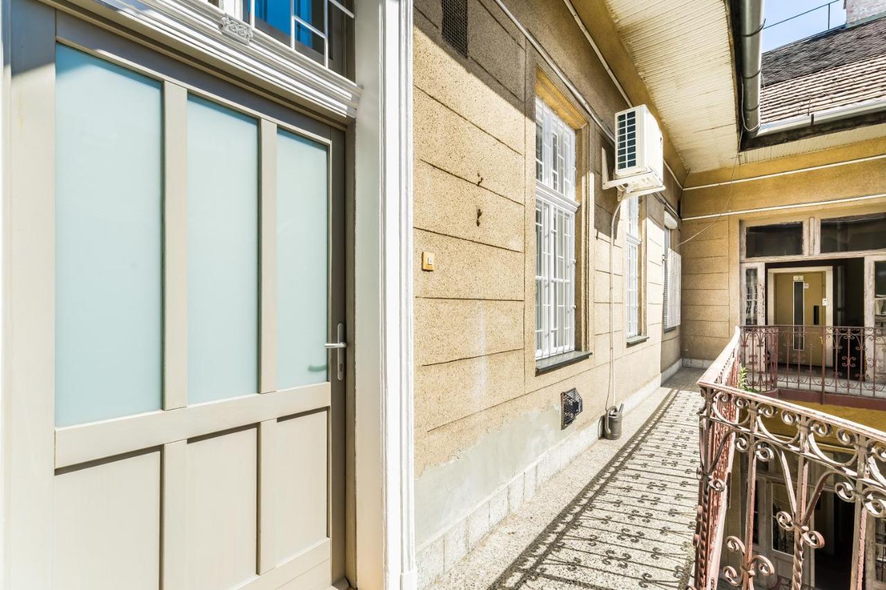 Sun-Splashed Retreat In The Heart Of A Vibrant Quarter Budapest Kültér fotó