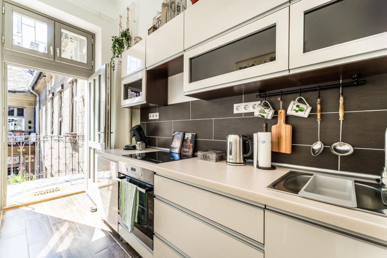 Sun-Splashed Retreat In The Heart Of A Vibrant Quarter Budapest Kültér fotó