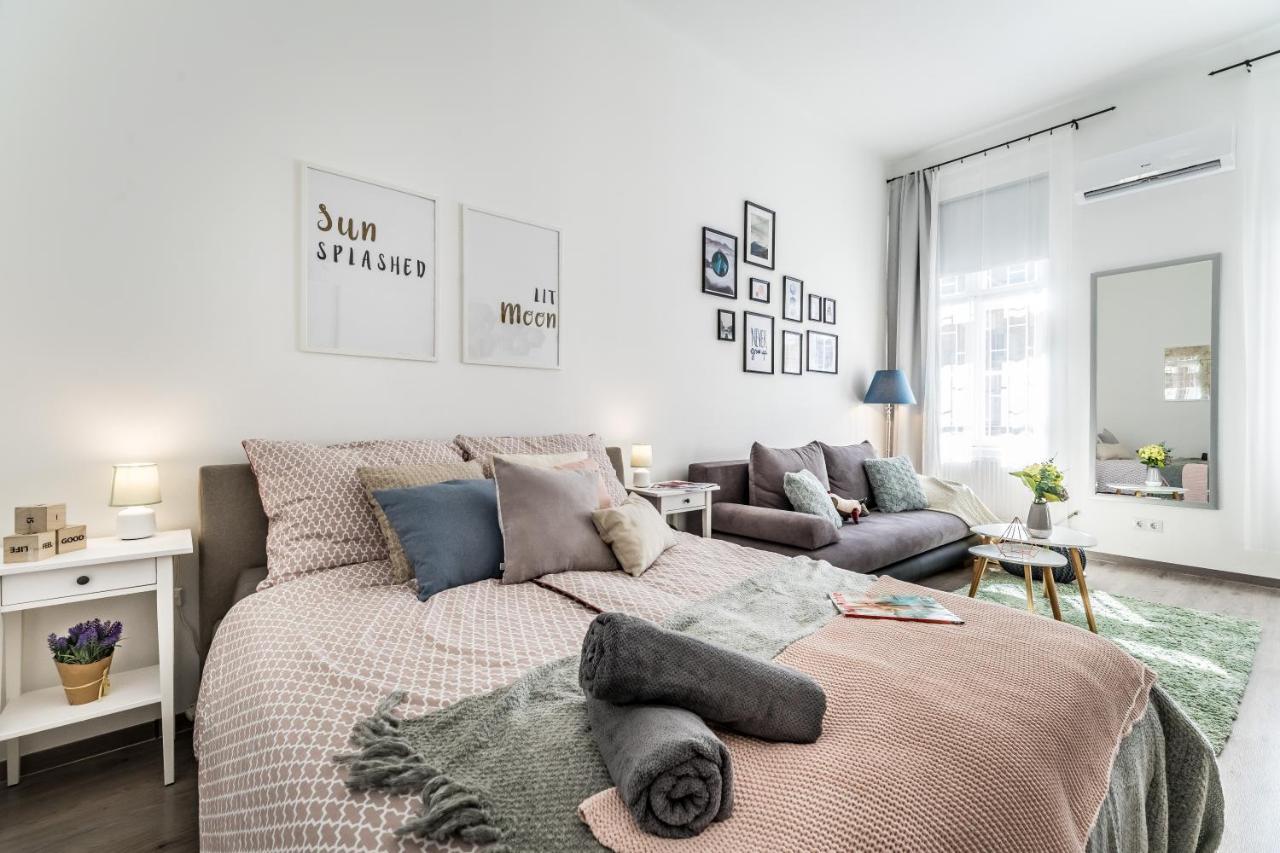Sun-Splashed Retreat In The Heart Of A Vibrant Quarter Budapest Kültér fotó