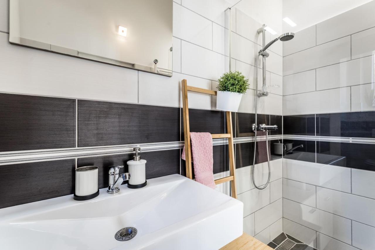 Sun-Splashed Retreat In The Heart Of A Vibrant Quarter Budapest Kültér fotó