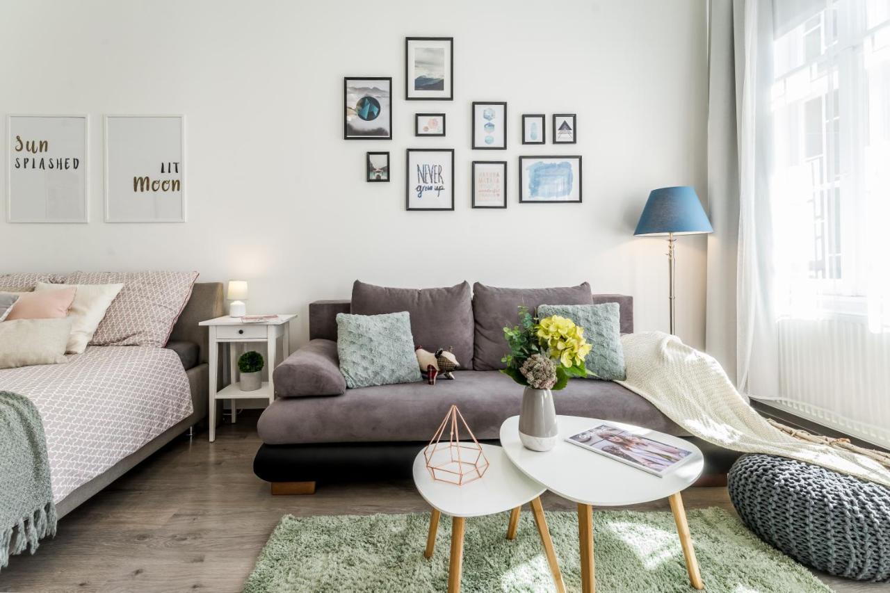 Sun-Splashed Retreat In The Heart Of A Vibrant Quarter Budapest Kültér fotó