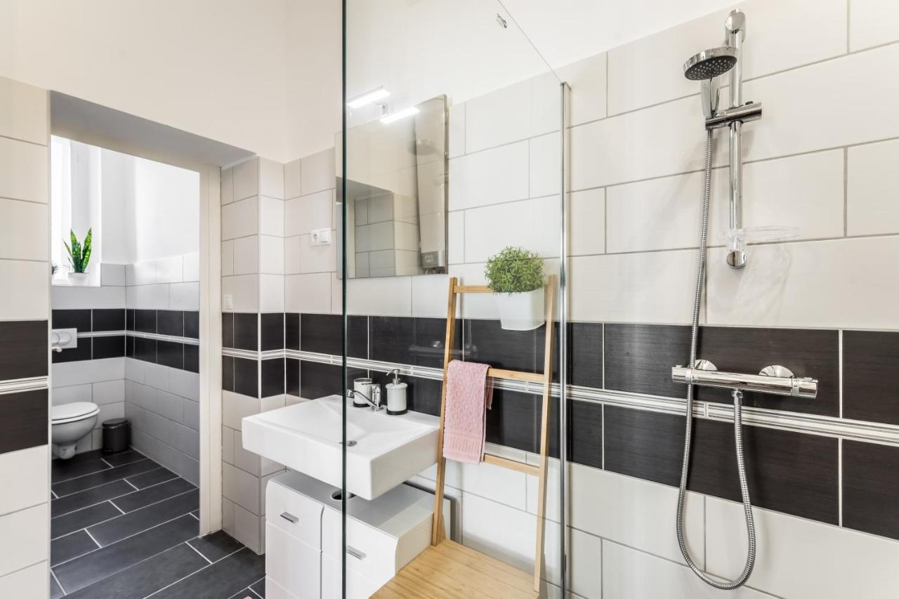 Sun-Splashed Retreat In The Heart Of A Vibrant Quarter Budapest Kültér fotó