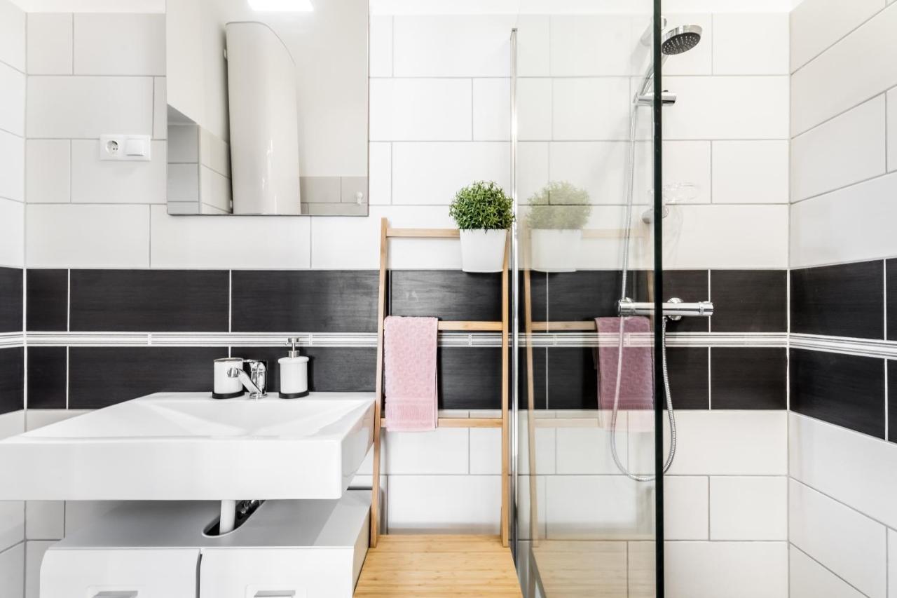 Sun-Splashed Retreat In The Heart Of A Vibrant Quarter Budapest Kültér fotó